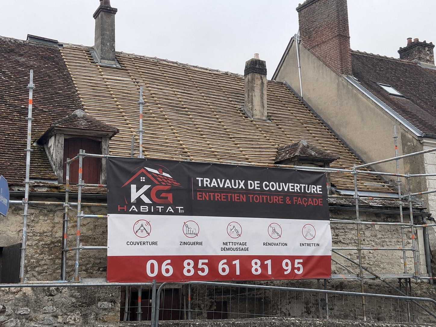 Chantier de couverture KG Habitat 89 : toiture déposée et échafaudage, bâche travaux de couverture